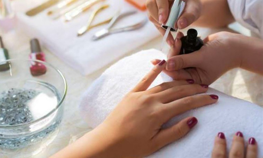 Image 2: Soins complets pour ongles : douceur et élégance au bout des doigts