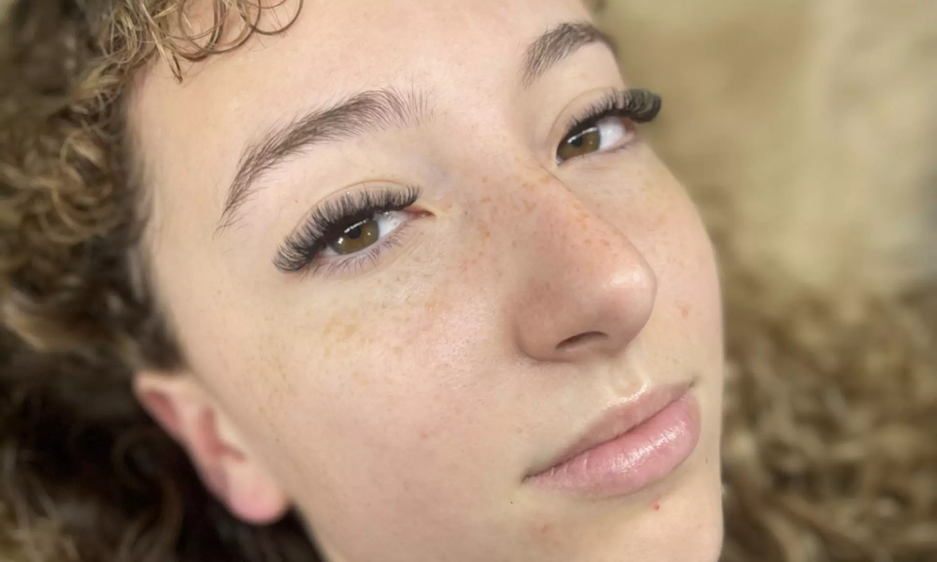 Enhance Your Beauty: Full Set of Hybrid or Wet Look Eyelash Extensions