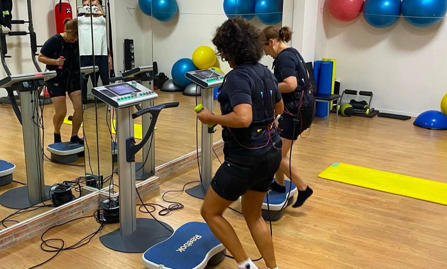 Image 2: 6 o 12 sesiones de electroestimulación muscular con entrenador