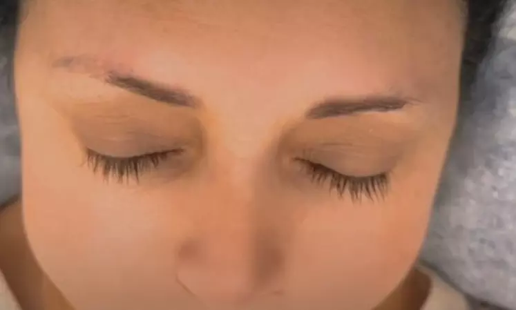 Sesión de microblading de cejas pelo a pelo o de eyeliner para 1