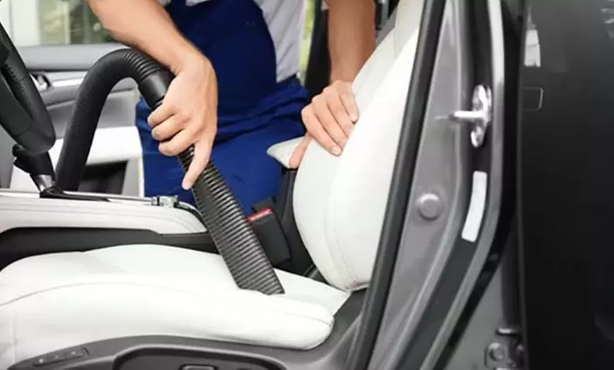 Image 1: Limpieza deluxe y encerado a máquina para 1 vehículo 