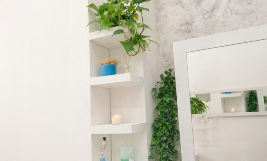 Image 7:  Sesión de peluquería: Tratamiento de Hidratación con lavado y masaje 