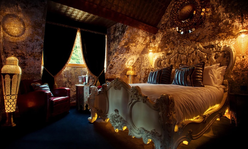 Image 21: Oxfordshire: An Overnight 5* Stay w/ Dinner and Champagne 