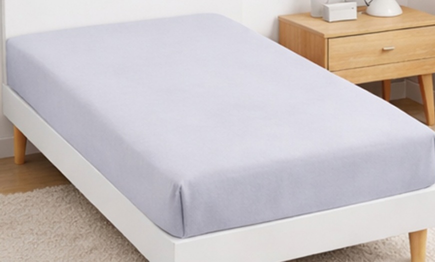 Image 2: Microfibre Fitted Sheet 90 x 190 cm - 23cm Deep Pocket in Grey & Beige