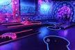 Ein leuchtendes Abenteuer: 3D-Schwarzlicht-Minigolf für 2 bis 8 Personen (bis zu 42% sparen) - Second Medium