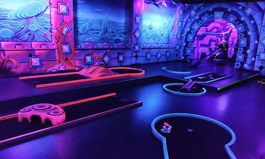 Image 4: 3D-Schwarzlicht-Minigolf für 2 bis 8 Personen