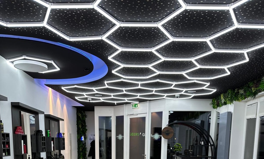 Image 2: Damenhaarschnitt inkl. Waschen, opt. mit Ansatzfarbe für 1 Person