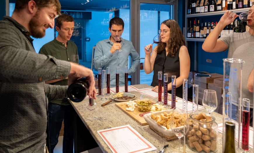 Image 3: Atelier assemblage de vin à La Cave de César