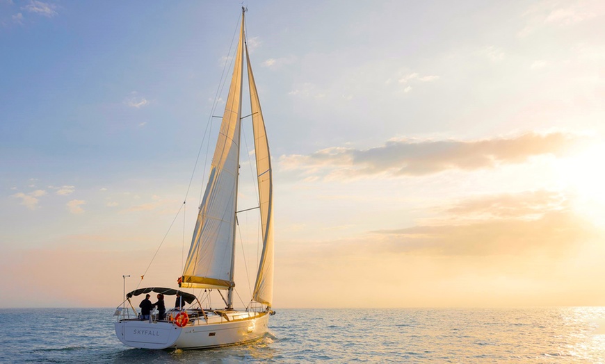 Image 4: Paseo de 2 horas en velero con bebida y picoteo para 1 o 2 personas