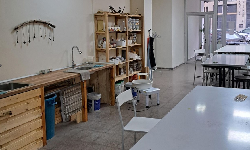 Image 4: Crea y decora tu propia pieza de cerámica más barra libre de vino