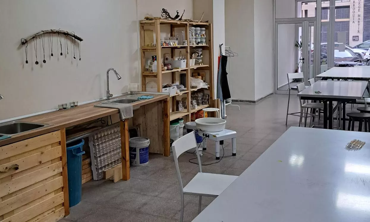 Crea y decora tu propia pieza de cerámica más barra libre de vino