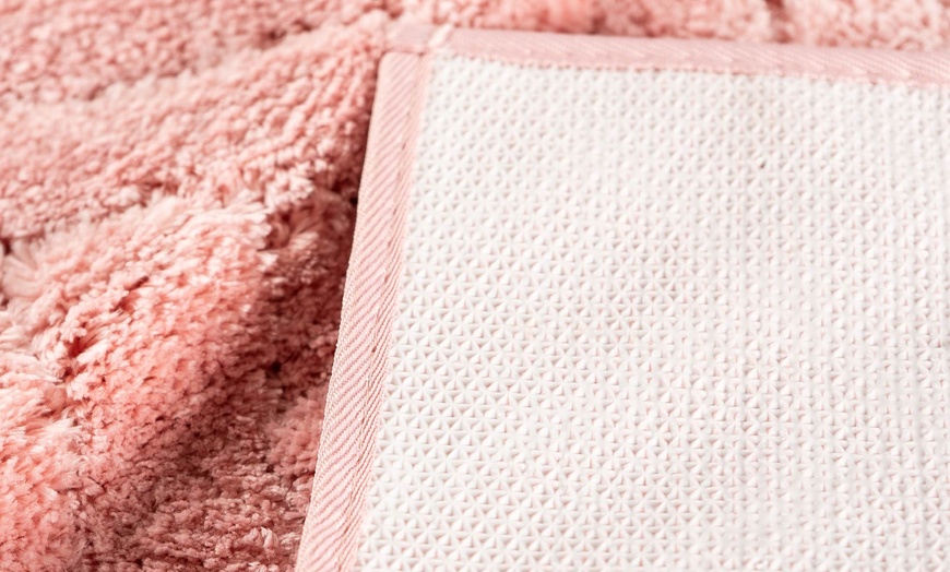 Image 2: Alfombrilla de baño con diseño tipo cruzado en relieve