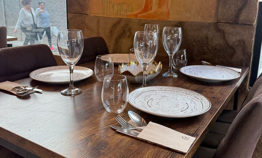 Image 23: Menú fusión con entrante, principal, postre y bebida 