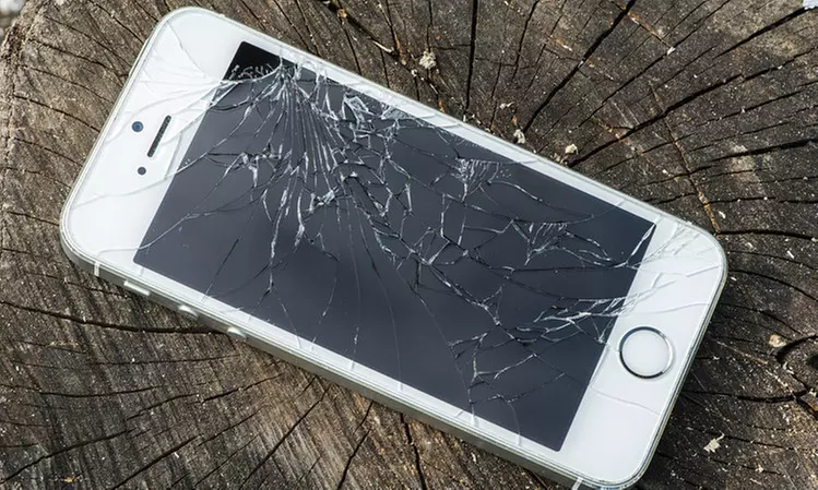 iPhone 5 Screen Replacement from Bitsnbytes (32% Off) - Primary Image