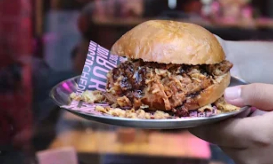 Image 9: Menú Burguer con entrante, hamburguesa, postre y bebida