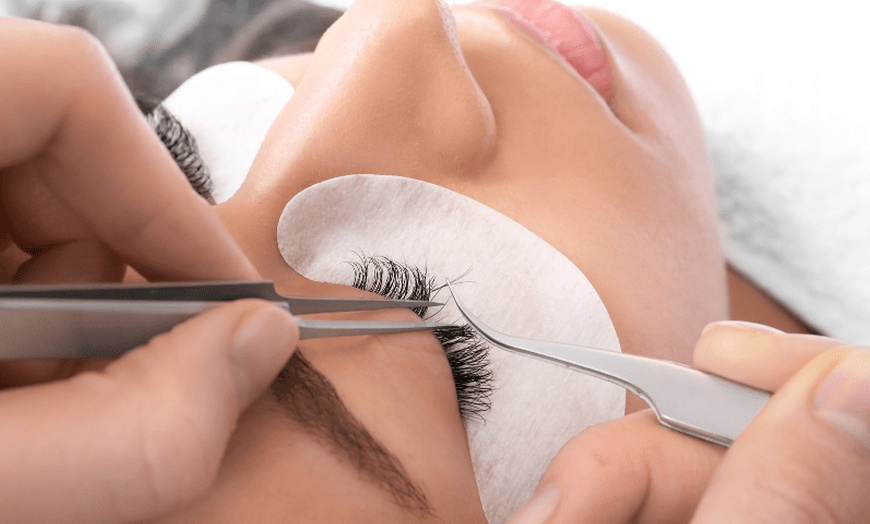 Image 1: Wimpernverlängerung in der 1:1- oder Volumentechnik für 1 Person