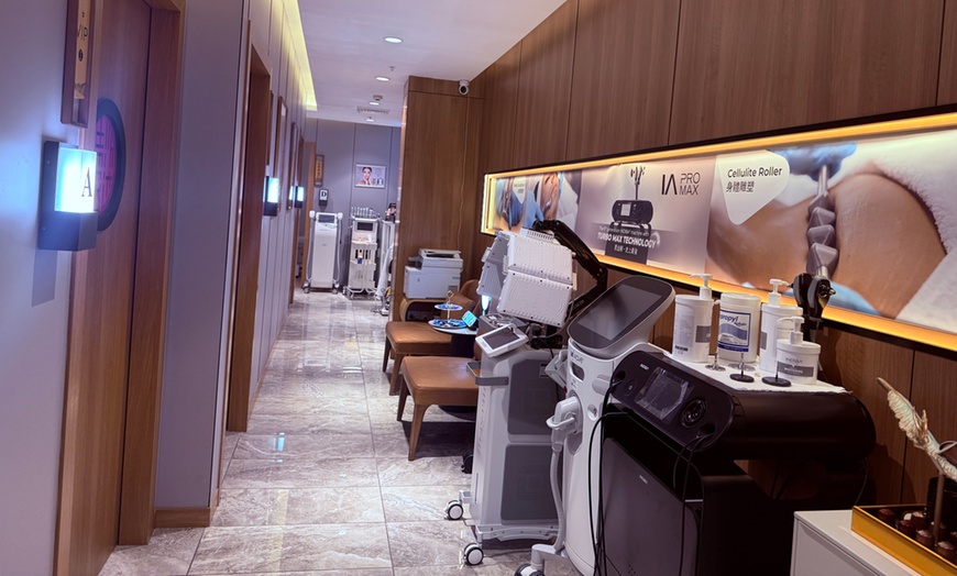 Image 3: Refresh your look with line reduction & volume replacement