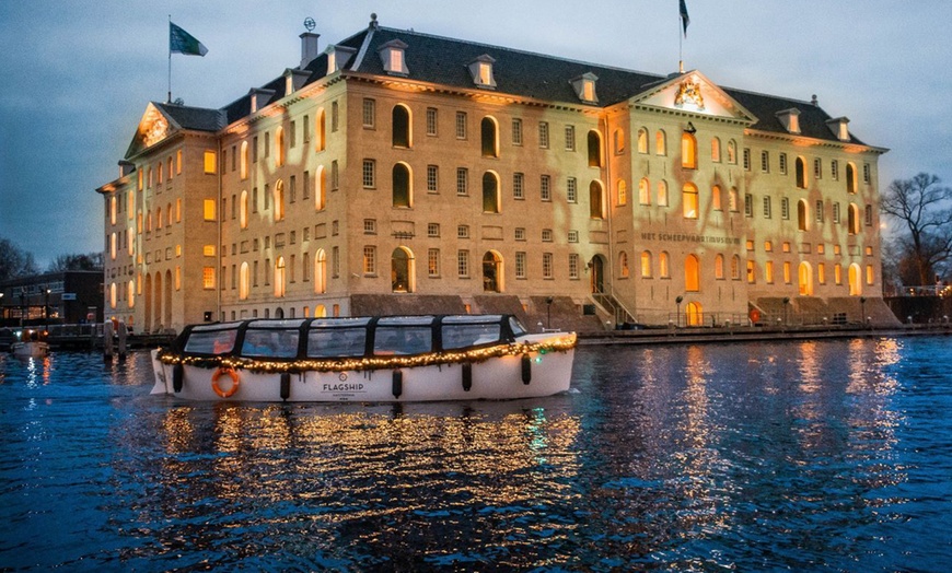 Image 2: Amsterdam Light Festival vanaf het water in luxe open sloep