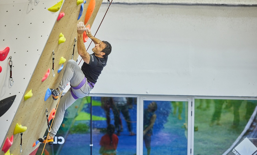 Image 6: ¡Escala sin límites! Acceso libre a rocódromo para niños o adultos 