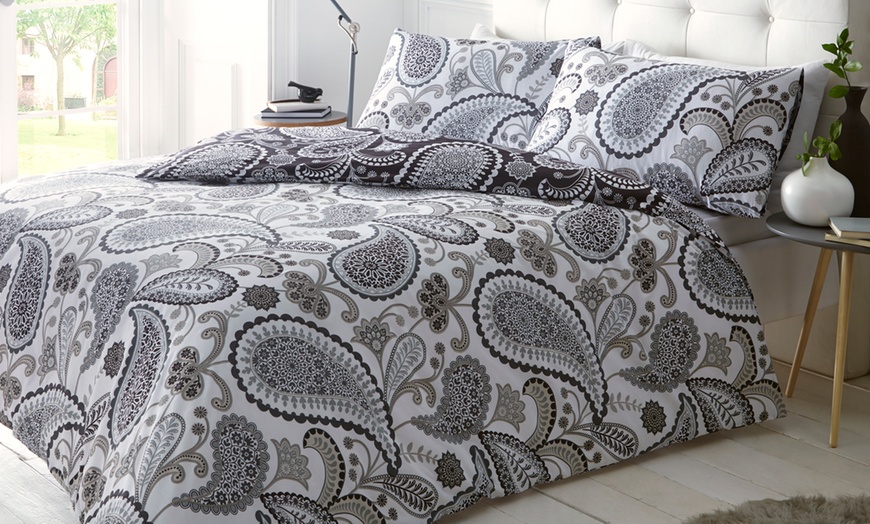 Image 2: Bold Paisley Duvet Cover Sets