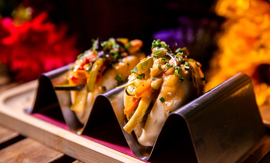 Image 2: Menú mediterráneo para 2 personas con 6 platos a elegir y bebida