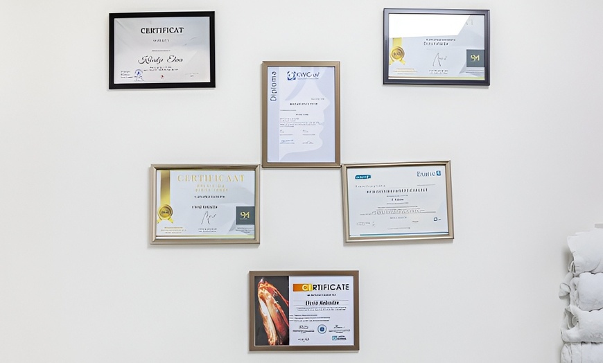 Image 13: Manicure of nagelbehandeling naar keuze