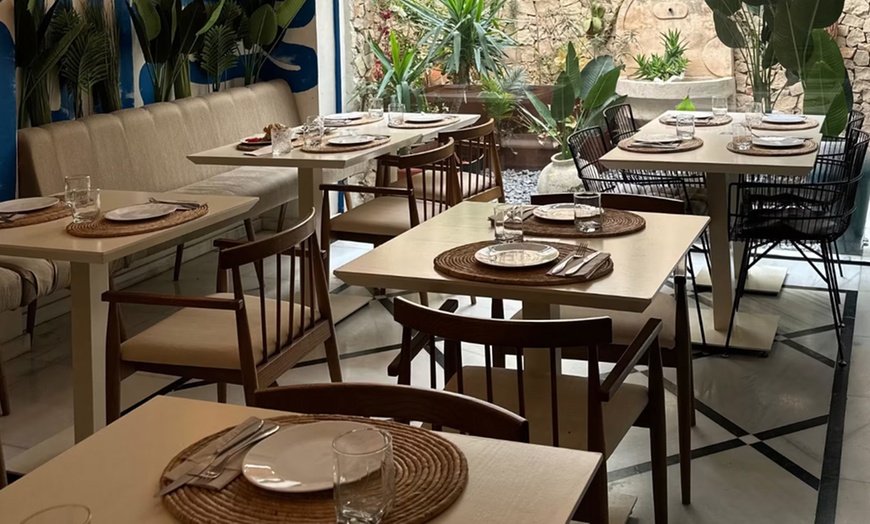 Image 6: Menú mediterráneo para 2 o 4 con postre y bebida o botella de vino