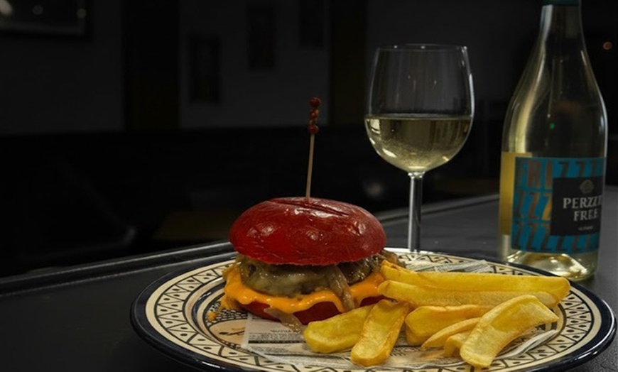 Image 2: Menú Esencial o Premium con entrante, principal, postre, bebida o vino