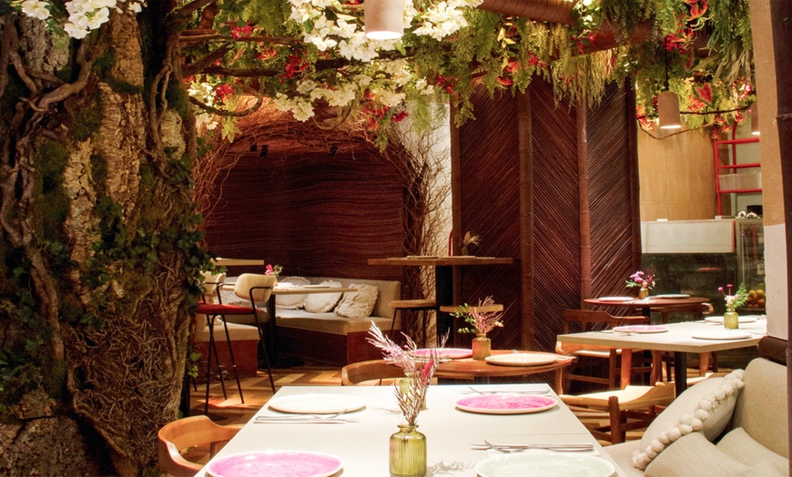 Image 2: Menú vegetariano creativo en Superchulo para 2 o 4 con bebida y postre