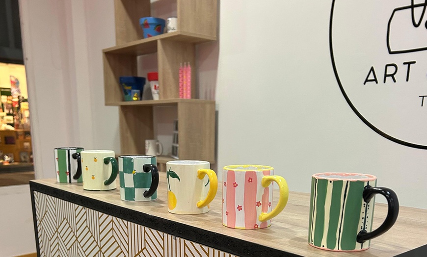 Image 2: Taller de pintura en cerámica o velas con barra de libre de vino