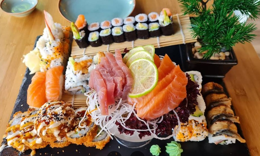 Image 1: Sushi-Genuss im Großformat: XXL Sushi Platte für 2 oder 4 Personen