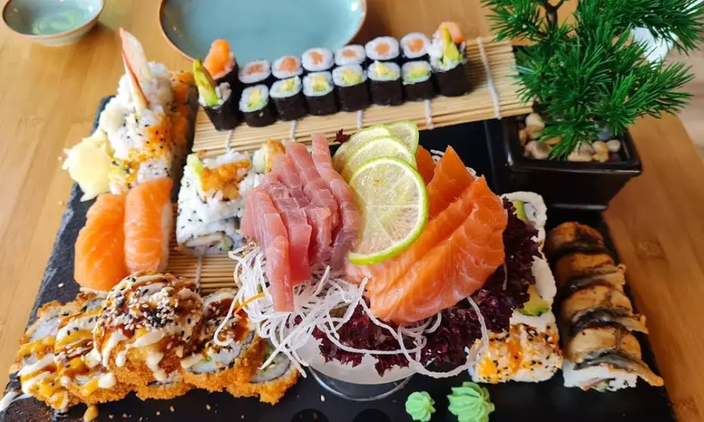 Sushi-Genuss im Großformat: XXL Sushi Platte für 2 oder 4 Personen