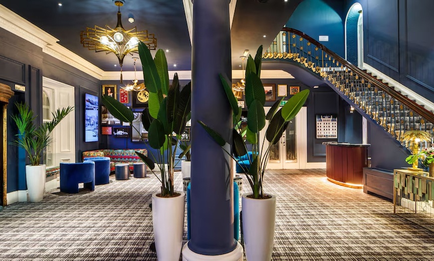 Image 3: Brighton: Seafront Stay for 2 with Breakfast, Welcome Drink & Dinner