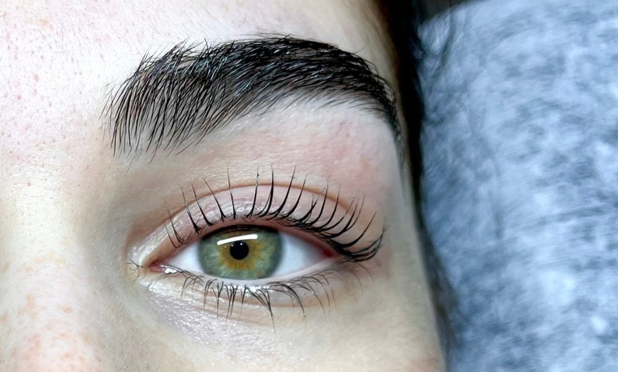 Image 2: Embellece tu mirada: lifting y tinte de pestañas con diseño de cejas