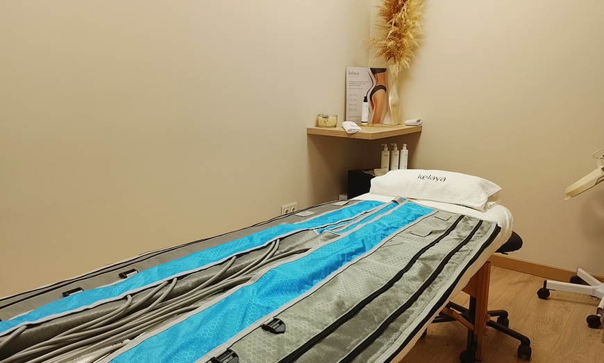 Image 2: 1 o 3 masajes a elegir de 30 minutos con presoterapia de 20 minutos