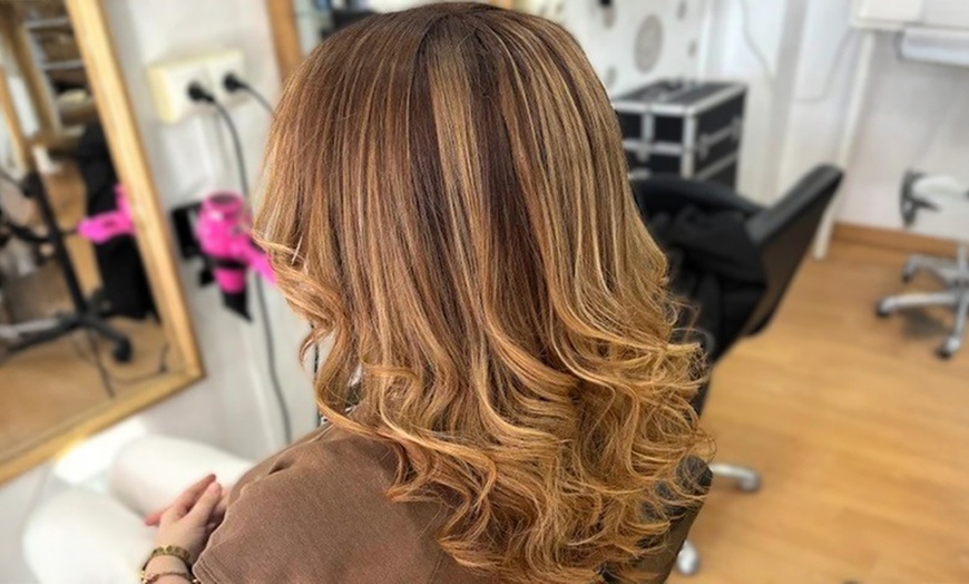 Image 3: Sesión de peluquería con mascarilla, corte, tinte, mechas y peinado