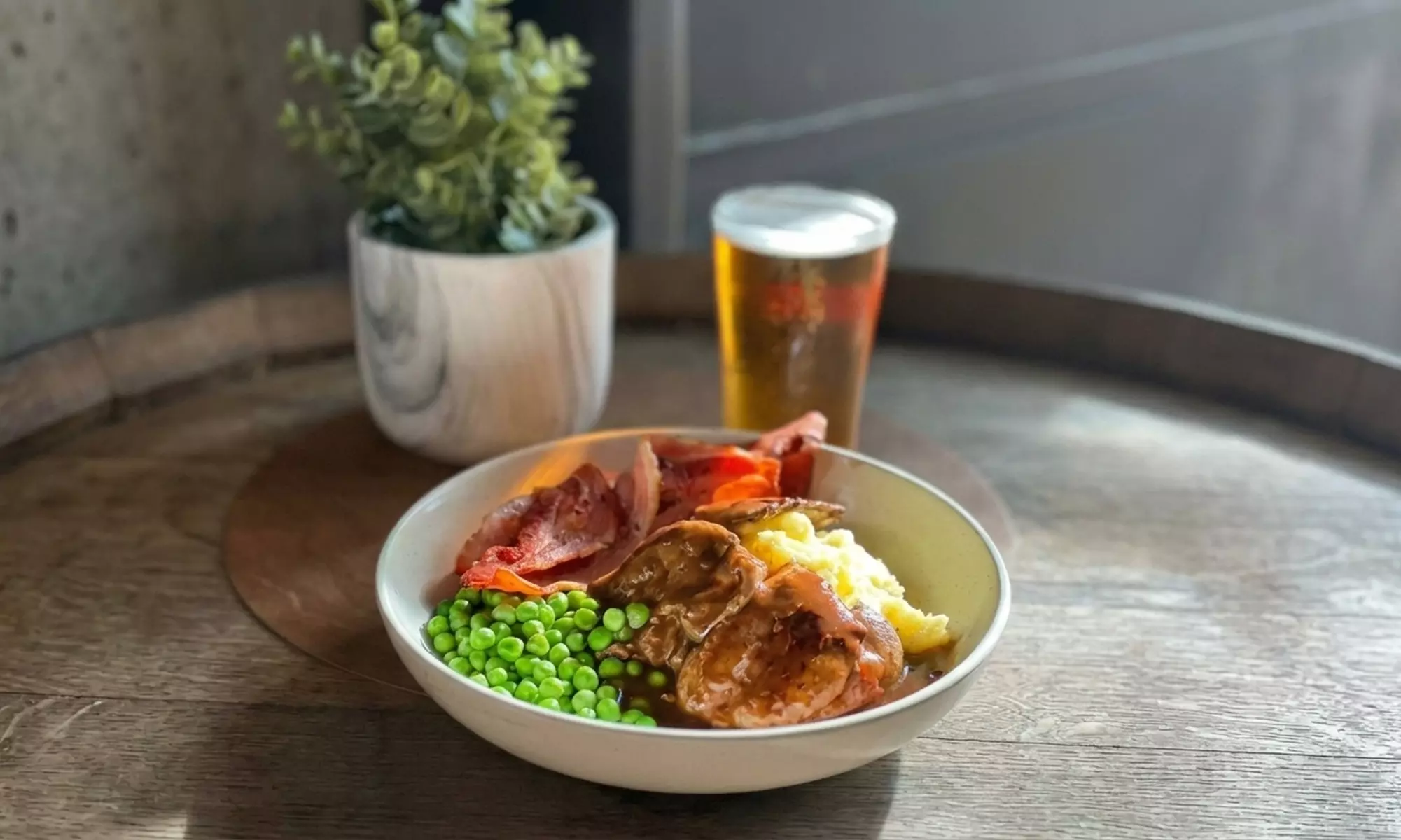 Complete Dinner with Mains & Drinks: Perfect for Groups & Celebrations