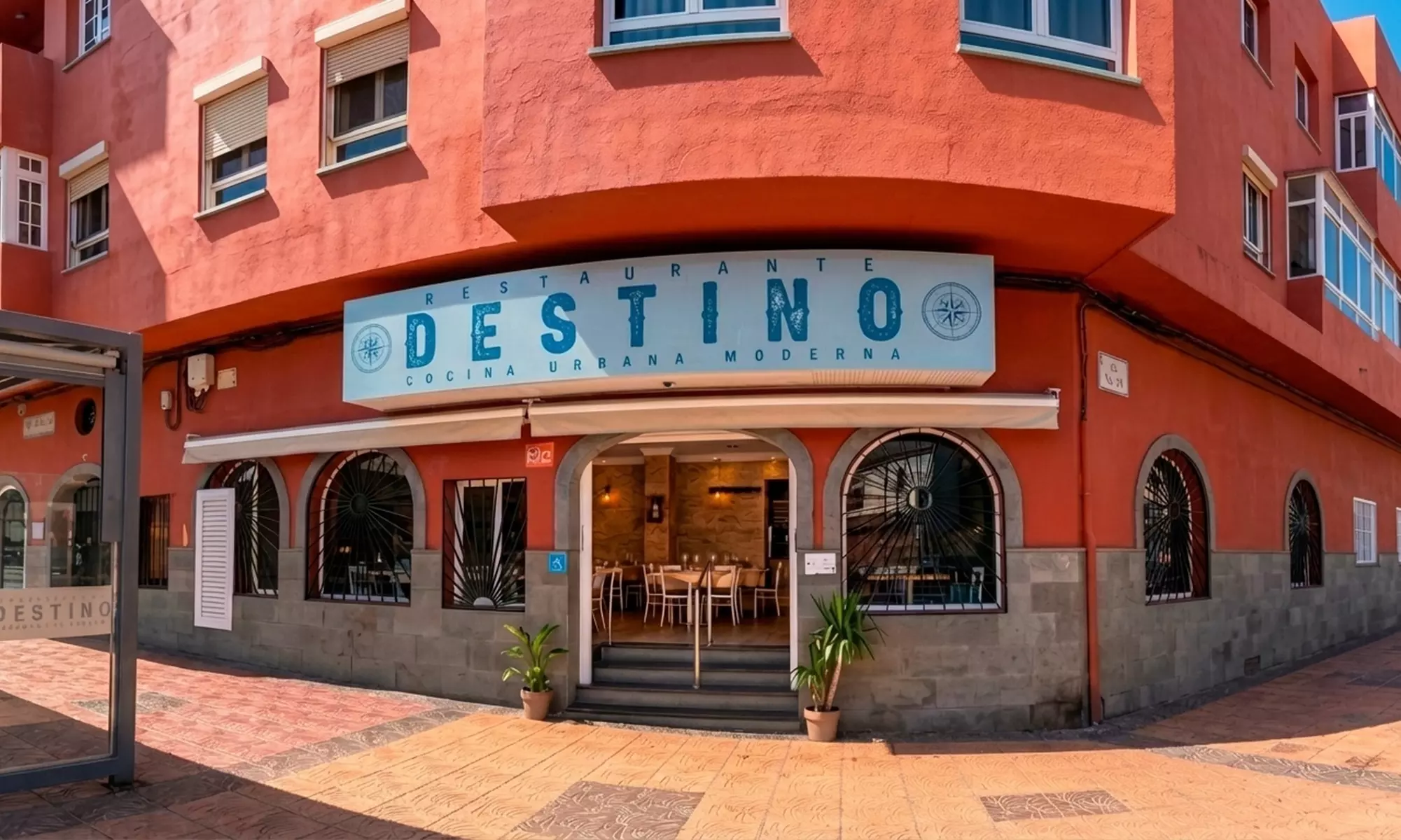 Menú con aperitivo, entrante, principal, postre y bebida para 2 o 4