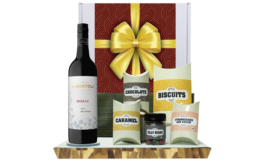 Image 2: Free Shipping: Gourmet Hampers with Wine