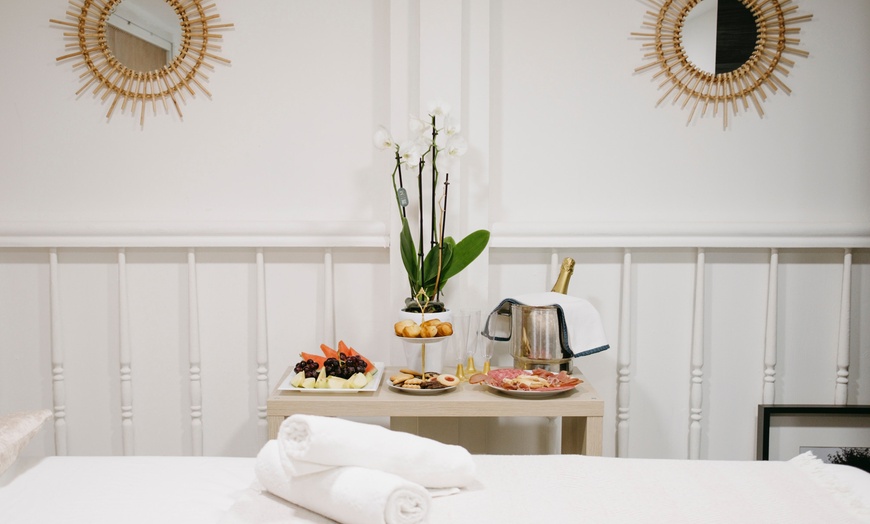 Image 5: Masaje o ritual premium en pareja con cava y picoteo