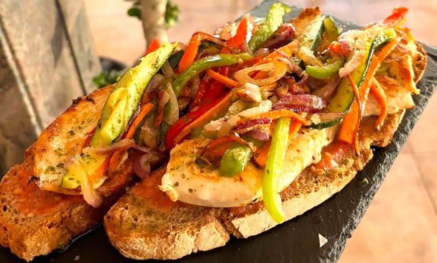 Image 18: Menú con gran variedad de platos y copa de vino para 2 o 4 personas