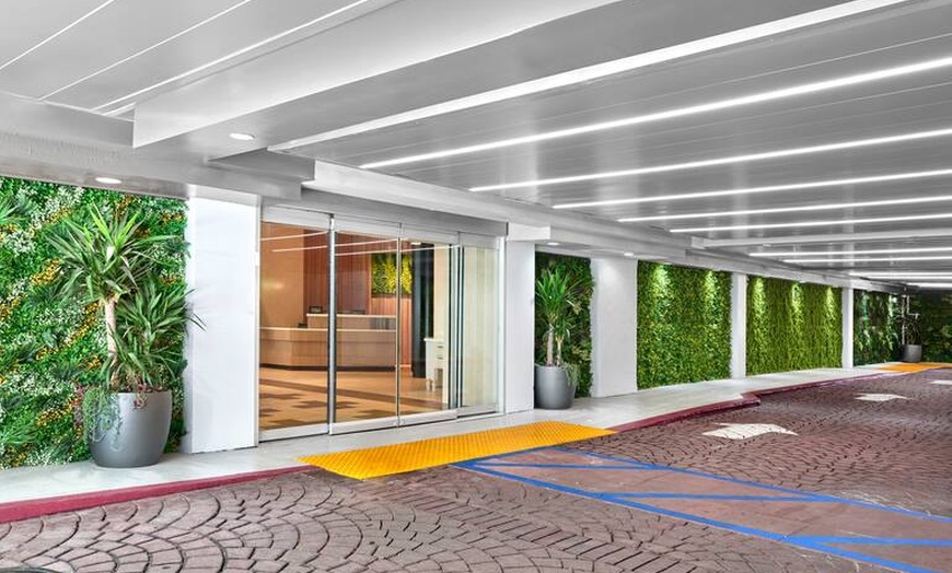 Image 4: Comfortable Budget Hotel Near LAX With Parking Included