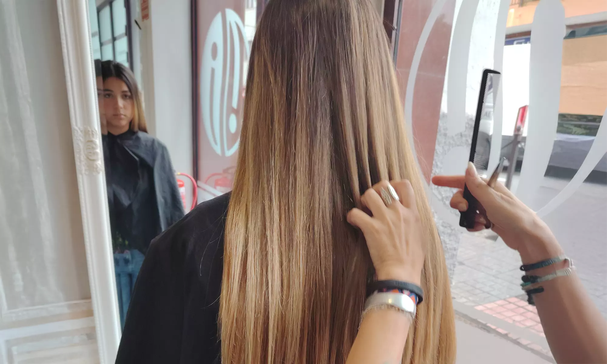 Corte, lavado con masaje, peinado y opción a tinte de raíz