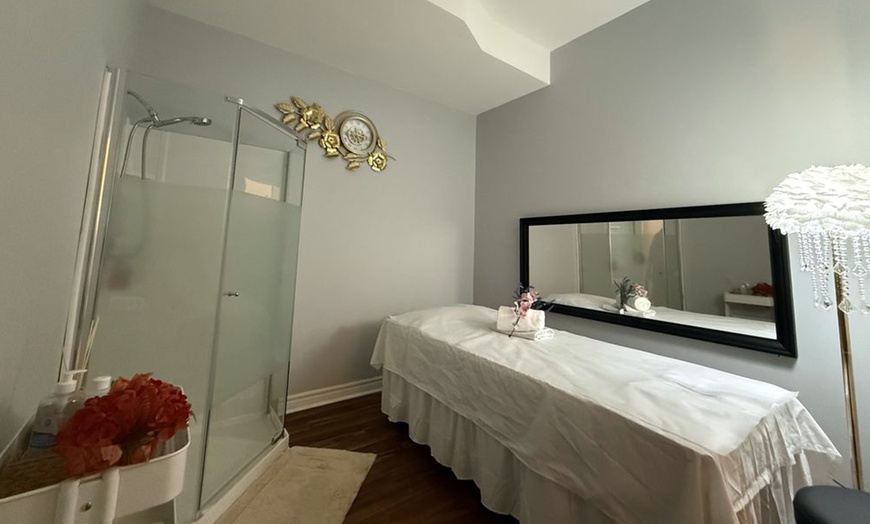 Image 3: 45 or 60-Min Couples Foot or Body Massage