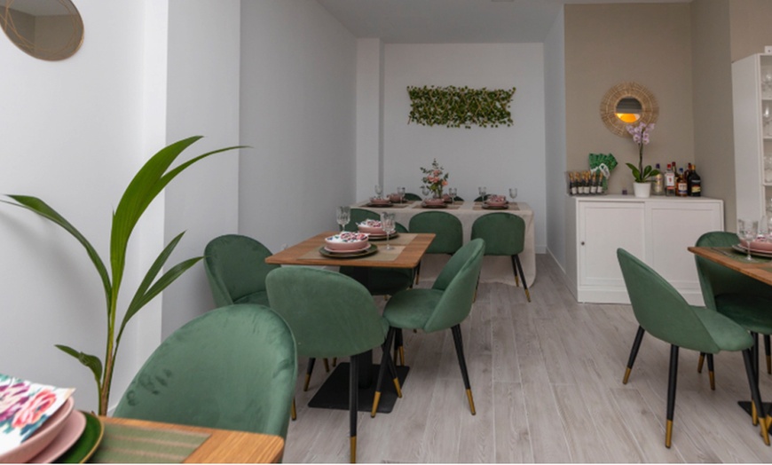 Image 6: Menú para 2 o 4 personas con entrante, principales, postre y bebida