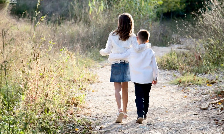 Image 1: Book fotográfico por la ciudad para una o dos personas con retoque 