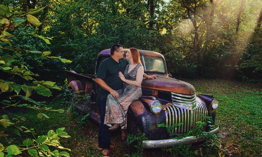 Image 1: RedRock Studio Yard: 20-Min Photo Session with Print Package Options
