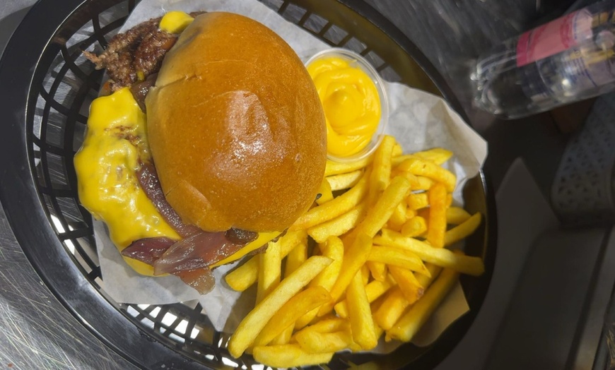 Image 2: Burger und Beilage nach Wahl, optional vegan oder vegetarisch