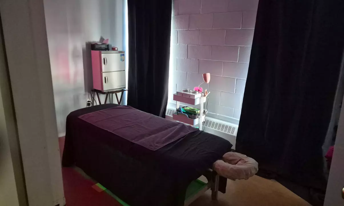 Unwind Side by Side with 60-Minutes or 90-Minutes Couples Massage