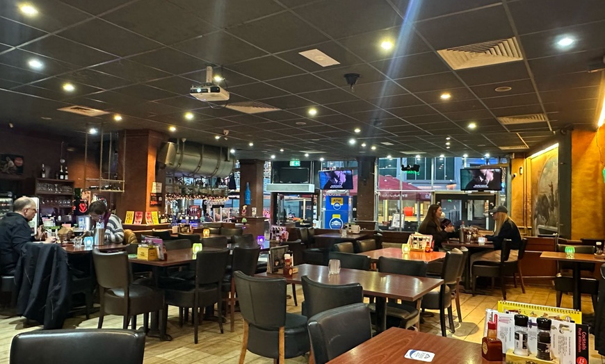 Image 6: Kleurrijke cocktails en warme bitterballen op een gezellige toplocatie